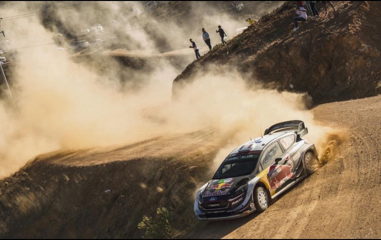 Veloz. Sébastien Ogier aprovechó algunos errores de Sébastien Loeb para tomar la cima. EFE