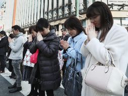 Cientos de personas participaron en el minuto de silencio celebrado a la hora exacta del desastre natural. AFP/JIJI