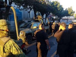 Estre domingo fuerzas federales y la Fiscalía de Jalisco intervinieron la Policía de Tlaquepaque por sospechas de posibles infiltraciones del crimen organizado. TWITTER /  @AristotelesSD