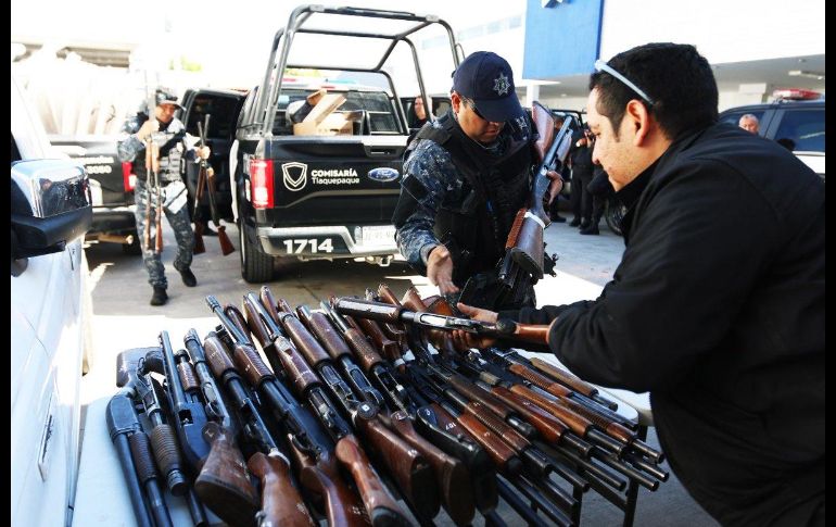 En el operativo se aseguró armamento, el cual quedará bajo resguardo del Estado. TWITTER@FiscaliaJal