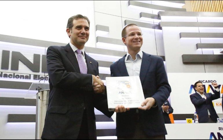 Anaya entregando su solicitud al titular del INE. TWITTER/@AccionNacional