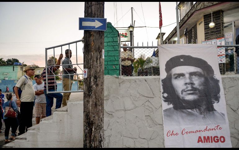 Personas hacen fila para votar en Santa Clara, Cuba, en la jornada para ratificar una nueva Asamblea Nacional, un paso clave para permitir la elección de un nuevo presidente. AFP/Y. Lage