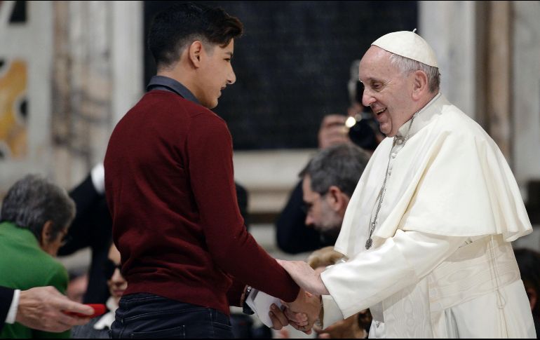 El Papa Francisco saluda a Jafar, un sirio palestino de 15 años que llegó a Italia a través de un corredor humanitario organizado por la asociación católica de beneficencia Sant'Egidio, durante un evento en Roma. AP/F. Monteforte