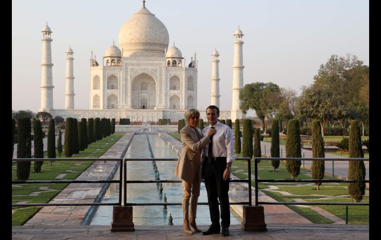 El presidente de Francia Emmanuel Macron y su esposa Brigitte posan en el Taj Mahal, ubicado en la ciudad india de Agra. AFP/L. Marin