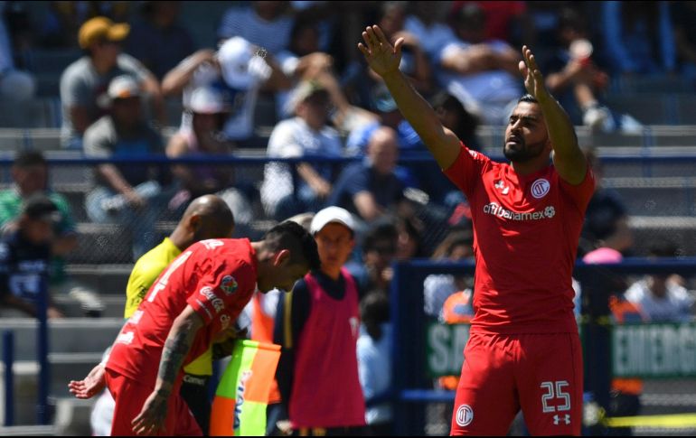Canelo (D) celebra tras enviar el centro que propicia un autogol de Díaz. AFP/Y. Cortez