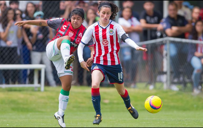 Chivas reaccionó a la ventaja tempranera de Necaxa, pero no fue suficiente para evitar la derrota. MEXSPORT/C. de Marchena