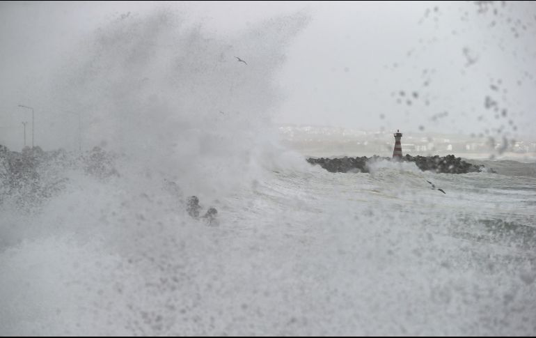 Olas rompen en la entrada del puerto portugués de Peniche. Éste y otros puertos fueron cerrados este domingo debido a tormentas. AP/A. Franca