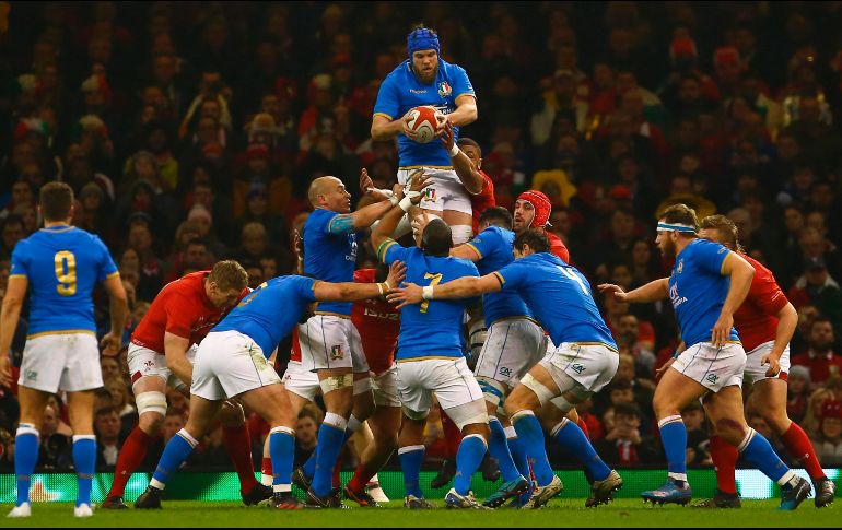 Dean Budd (c), de Italia, atrapa un balón durante un partido del toreno de rugby Seis Naciones ante Gales, disputado en Cardiff, en el sur de Gales. AFP/G. Caddick