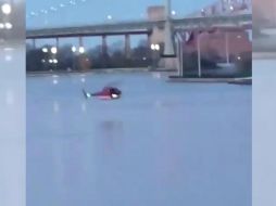 El helicóptero modelo Europter AS350 se estrelló cerca de la isla de Roosevelt. TWITTER / @ABC