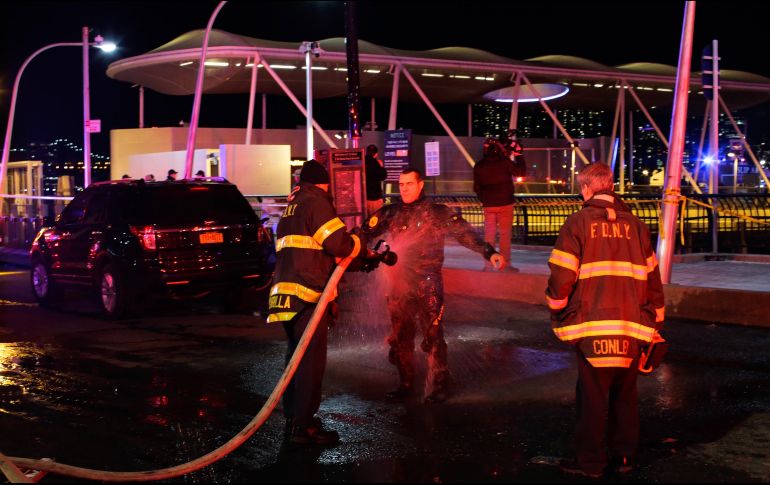 El Departamento de Policía de Nueva York y el Departamento de Bomberos de Nueva York confirmaron que enviaron personal de emergencia al área cercana a la calle 90 Este en Manhattan. AFP/ E. Muñoz