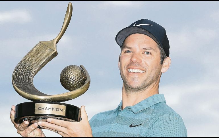Campeón. El inglés Paul Casey posa con su trofeo tras ganar ayer el Valspar Championship. AFP