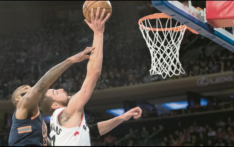 Jonas Valanciunas. El jugador de los Raptors (derecha) consiguió 17 puntos ayer. AP