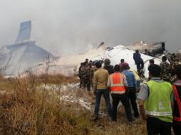 Imágenes difundidas por medios locales desde el aeropuerto muestran los restos del avión incendiado entre un montón de amasijos. TWITTER