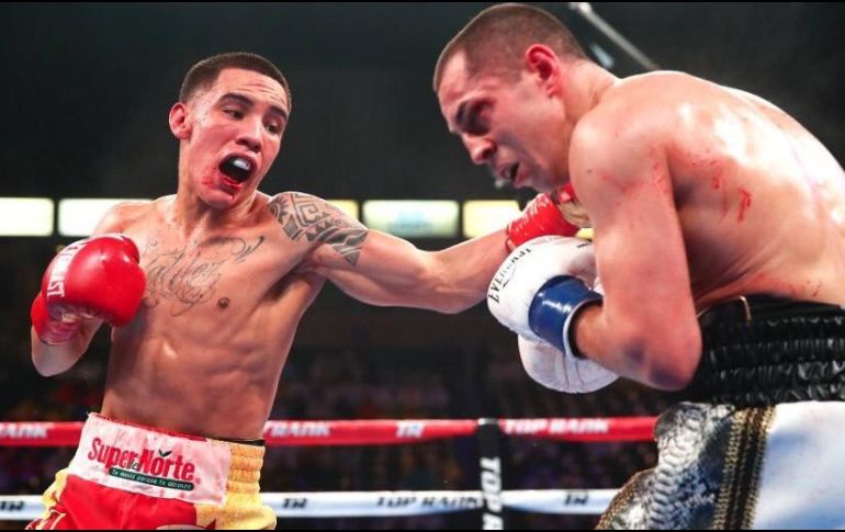 Con la mandíbula fracturada, el campeón pluma de la OMB) demostró por qué es uno de los mejores de su división. TWITTER / Oscar Valdez