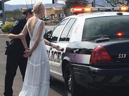 Amber Young llevaba puesto su vestido de novia cuando fue esposada y colocada dentro de un auto patrulla. AP / Marana Police Department