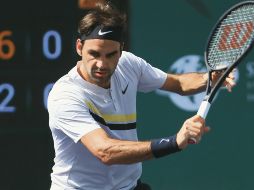 Roger Federer. El número uno del mundo regresa una bola al serbio Filip Krajinovic. AP