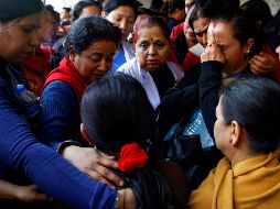 Familiares de una de las víctimas del accidente de avión que se estrelló el lunes, lloran en el Hospital Universitario de Katmandú. EFE/N. Shrestha 