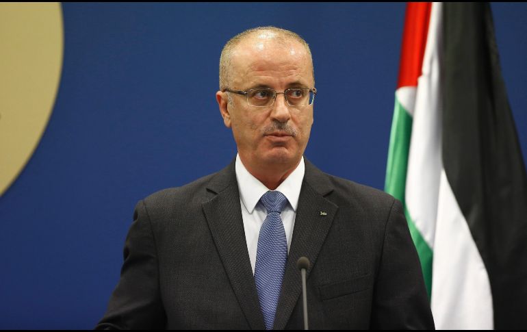 Fotografía de archivo que muestra al primer ministro palestino, Rami Hamdala, durante una rueda de prensa junto al ministro alemán de Exteriores, Sigmar Gabriel, en Ramala. EFE/ARCHIVO