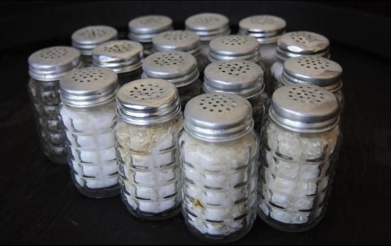 El sodio es un mineral necesario para el cuerpo, pero sólo se requiere una mínima cantidad que incluso se encuentra de manera natural en los alimentos. NTX / ARCHIVO