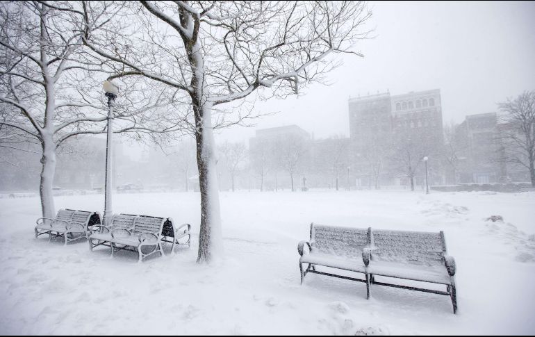 Las autoridades esperan que estas condiciones se mantengan durante la mayor parte del martes; las nevadas podrían dejar acomulados alrededor de 60 centímetros. AFP / S. Eisen