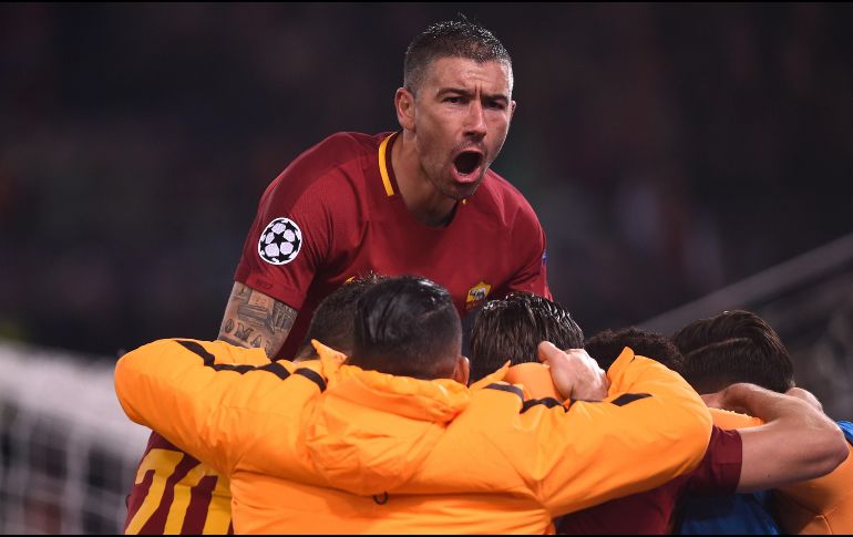 Dzeko celebra el tanto que pone a la Roma en la siguiente fase del torneo continental. AFP/F. Monteforte