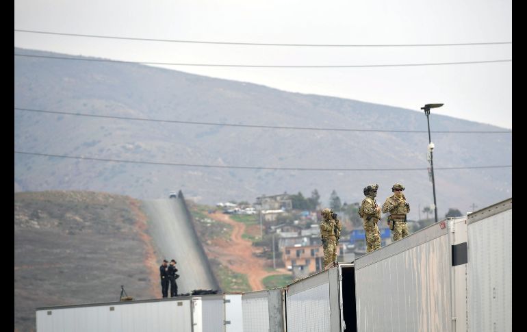 Del lado de San Diego instalaron contenedores de tráileres para impedir la visibilidad.