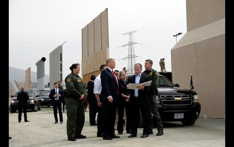 Trump inspeccionó ocho modelos de muro a escala real, hechos de concreto y acero, erigidos en Otay Mesa, al sur de San Diego y junto a la frontera con Tijuana. Construir una barrera fronteriza con México fue una de sus principales promesas de campaña.