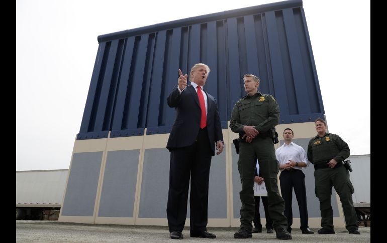 Durante la inspección de los modelos, Trump advirtió que habrá 