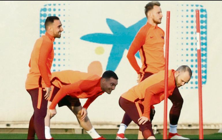 Regreso. Andrés Iniesta (derecha) entrenó con el equipo de cara al duelo contra el Chelsea. EFE