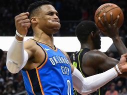 Imparable. Russell Westbrook clava el balón durante el juego de ayer entre el Thunder y los Hawks. AP/J. Amis