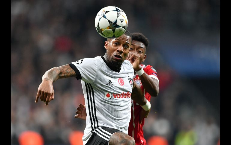 El mediocampista del Besiktas Jeremain Lens disputa un balón con Jeremain Lens. AFP / B. Kilic