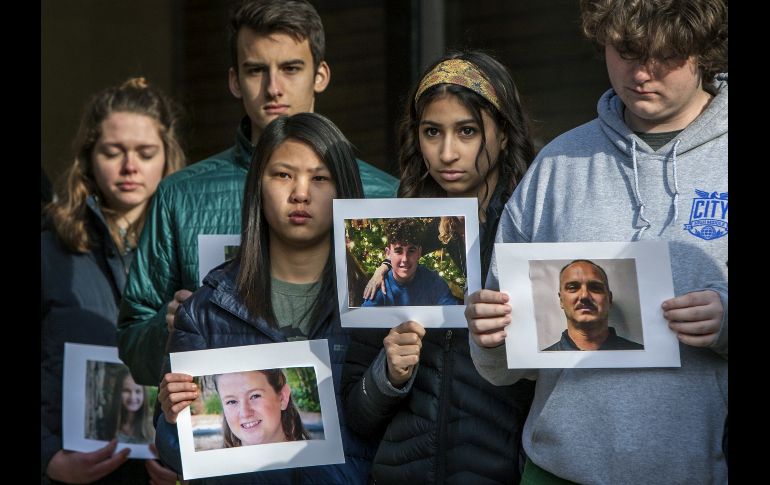 Alumnos en Grand Rapids, Michigan, muestran fotos de víctimas del tiroteo en la preparatoria Marjory Stoneman Douglas .