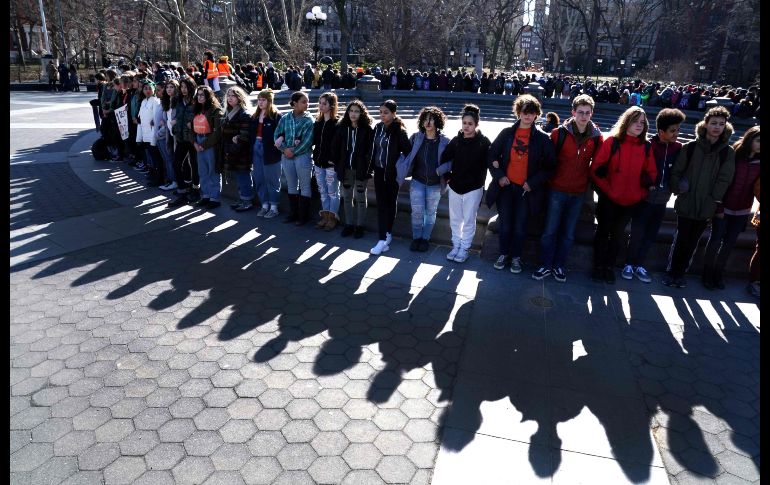 En la plaza Washington de Nueva York. Las manifestaciones se convocaron en el día que se cumple un mes de la matanza de 17 personas en una preparatoria de Parkland, Florida.