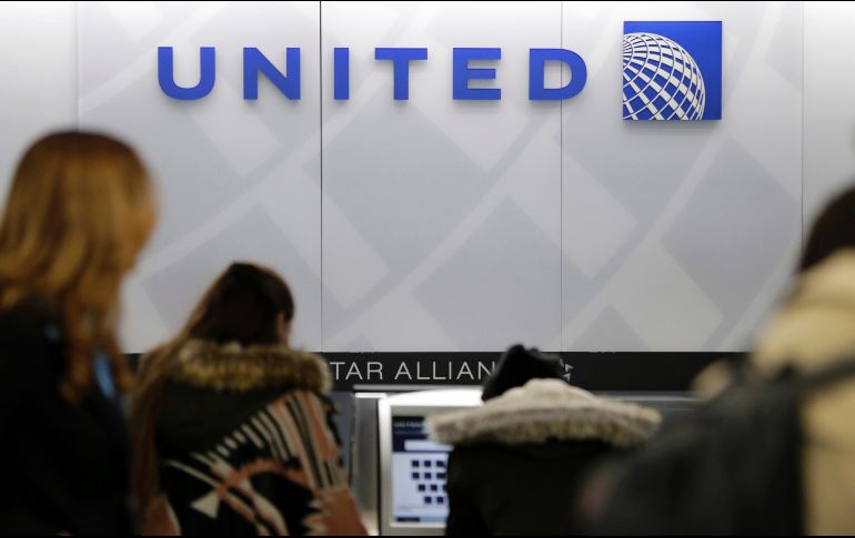 En un comunicado, United describió lo sucedido como “un trágico accidente” y que las mascotas nunca deben ser colocadas en el compartimiento superior. AP / ARCHIVO
