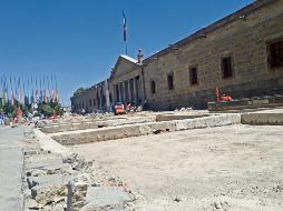 Ahora se está removiendo, con equipo pesado, el piso que va desde la fachada hasta la Sala de los Magos. EL INFORMADOR / G. Esparza