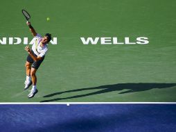 Octavos de final. Roger Federer realiza un servicio durante su juego de ayer ante el francés Jeremy Chardy. AFP