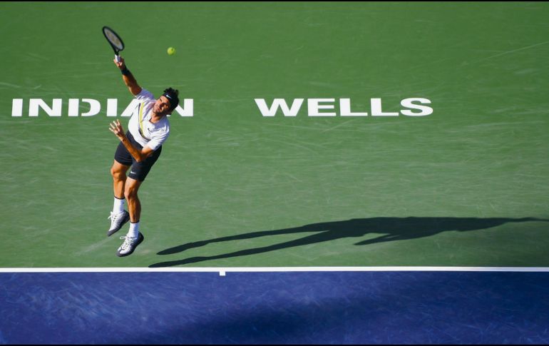 Octavos de final. Roger Federer realiza un servicio durante su juego de ayer ante el francés Jeremy Chardy. AFP