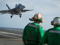 Foto cedida por la Marina que muestra un F / A-18F Super Hornet, que se prepara para aterrizar en la cubierta de vuelo del USS Gerald R. Ford. EFE/Marina de los Estados Unidos
