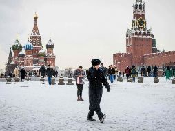 A pesar del mal clima, la gente trata de seguir con su rutina diaria. AFP/M. Antonov