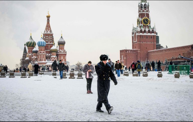 A pesar del mal clima, la gente trata de seguir con su rutina diaria. AFP/M. Antonov