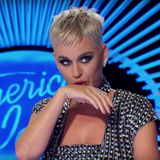 Katy Perry enciende la polémica al robale un beso a un chico