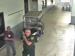 Las cámaras exteriores de la secundaria grabaron los momentos de terror que se vivieron durante el ataque de Cruz. YOUTUBE / PBS NewsHour