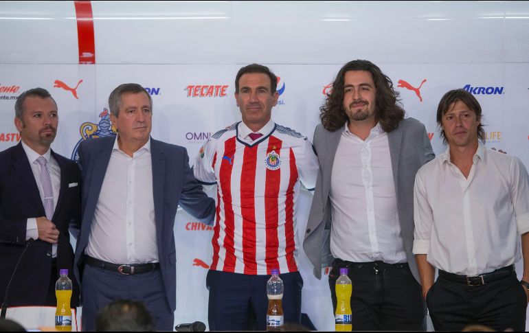 Almeyda (primero de derecha a izquierda) agradeció a su esposa y a sus hijas, porque 