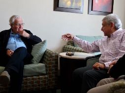 Durante la reunión que se llevó a cabo en el Hotel Lucerna de Hermosillo, Andrés Manuel tuvo que usar traductor pues aclaró que no habla inglés, ni francés. TWITTER / @lopezobrador_