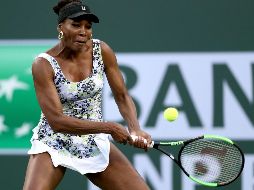 Venus Williams regresa una bola a la española Carla Suárez, a quien venció por parciales de  6-3 y 6-2. AFP/M. Stotockman