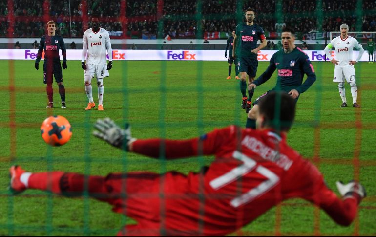 El delantero del Atlético de Madrid, Fernando Torres, anota un penalti ante el portero Anton Kochenkov en la goleada al Lokomotiv. AFP/K. Kudryavtsev
