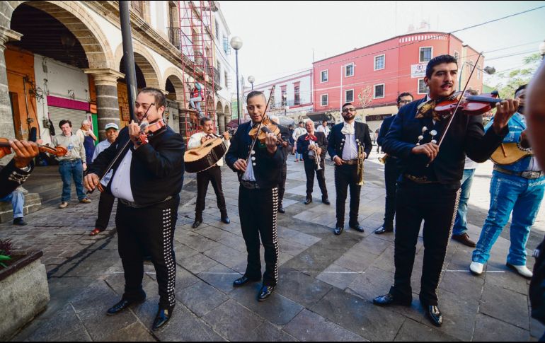 Músicos y locatarios de la Plaza de los Mariachis celebraron el acuerdo del Ayuntamiento de Guadalajara para que el restaurante ya no regrese a la zona; ahora continuarán las renovaciones. EL INFORMADOR/F. Atilano