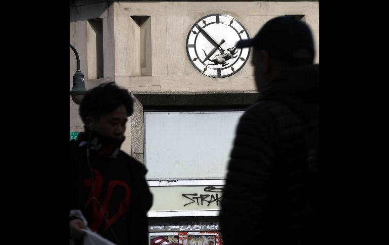 Una nueva obra de Banksy apareció frente a un antiguo banco en el barrio de Manhattan, en la ciudad de Nueva York. AFP / S. Platt
