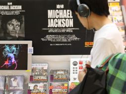 Las nuevas generaciones han optado por consumir música de forma digital, dejando casi obsoleto el negocio de la venta de CDs. (Foto: AP/ARCHIVO)
