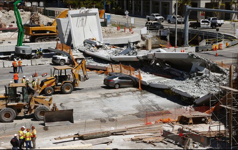 La Policía de Miami-Dade confirmó esta mañana que la cifra de muertos a consecuencia del hundimiento del puente peatonal ascendía a seis. AP / W. Lee